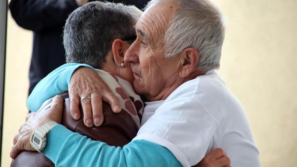 Abrazo de los padres de Manolín