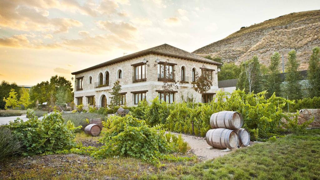 Edificio principal de Huerta Carabaña, donde se encuentra la almazara y la bodega.