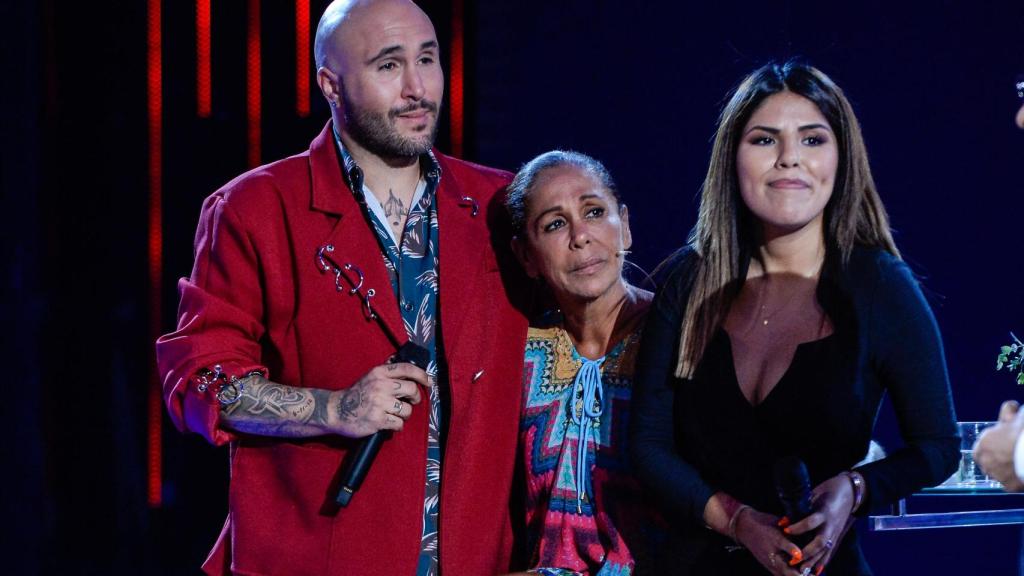 Isabel Pantoja junto a sus dos hijos, Kiko Rivera e Isa Pantoja.