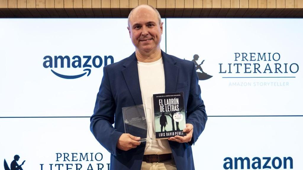 Luis David Perez, ganador de la undécima edición del Premio Literario Amazon Storyteller, con su novela 'El ladrón de letras'