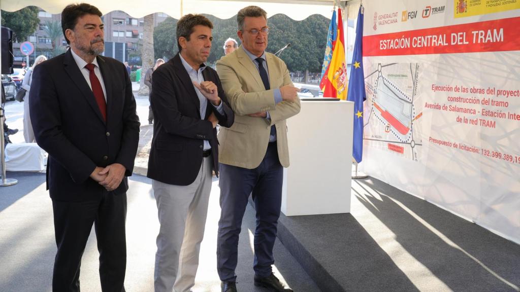 El alcalde de Alicante, Luis Barcala; el presidente de la Generalitat, Carlos Mazón; y el conseller de Infraestructuras y Territorio, Vicente Martínez Mus, en el replanteo de las obras de la Estación Central de Alicante.