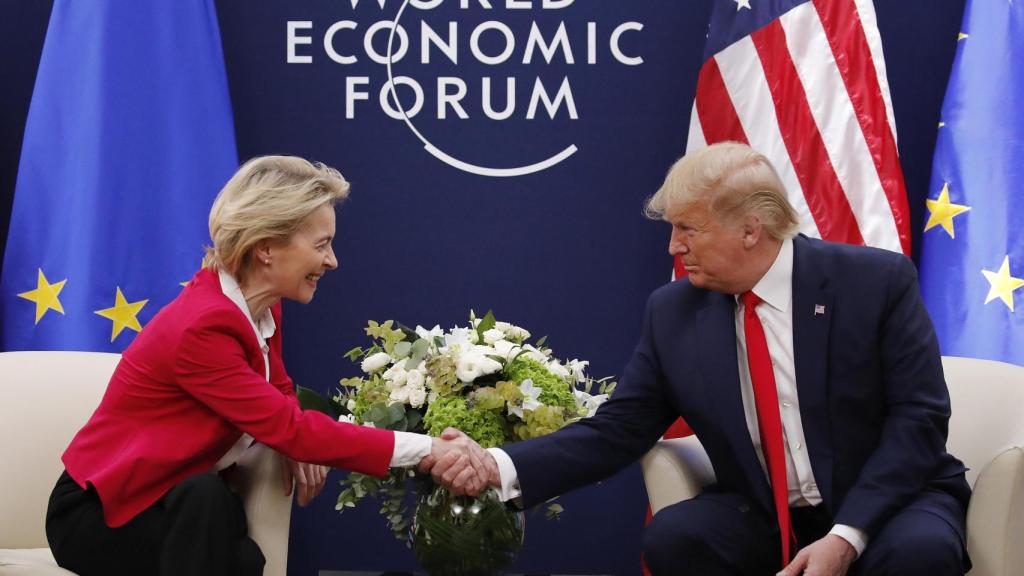 Ursula von der Leyen y Donald Trump, durante la reunión que mantuvieron en el foro de Davos en enero de 2020