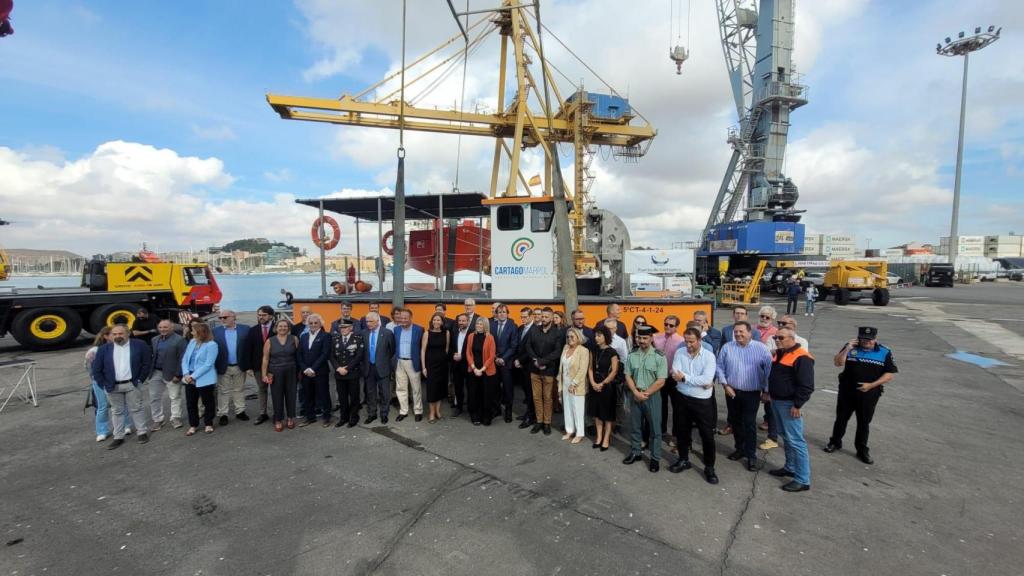 El acto previo a la botadura de la embarcación de limpieza 'Solica' en el Puerto de Cartagena.