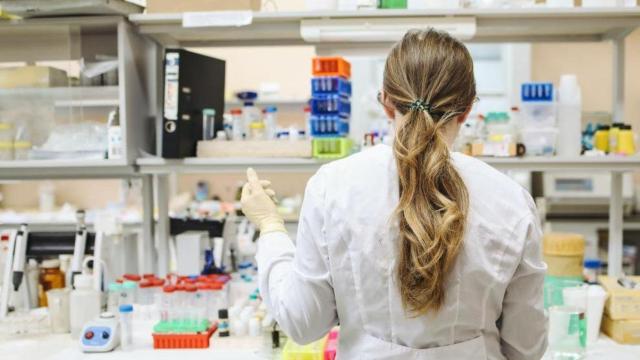 Una investigadora en un laboratorio.