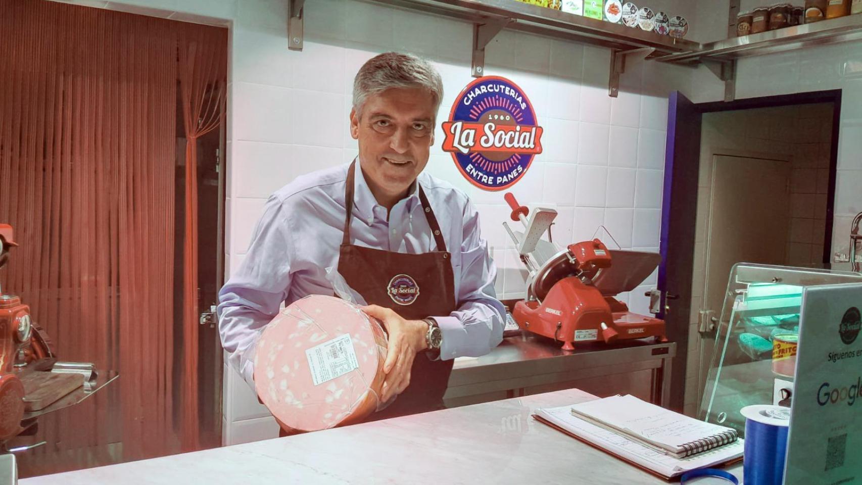 Félix Tena, en su charcutería en el Mercado de San Miguel.