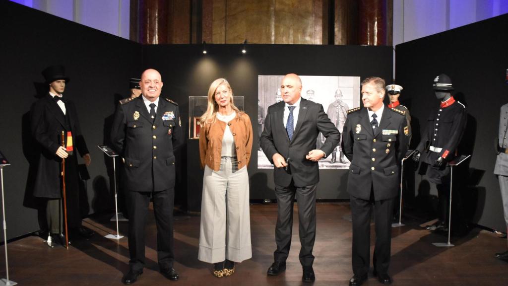 Foto de familia de la inauguración de la exposición