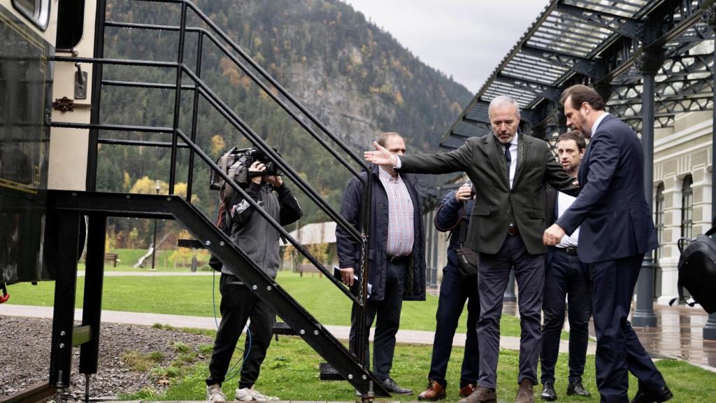 La reunión entre Azcón y Puente se ha celebrado en uno de los antiguos vagones del Canfranc-Extress