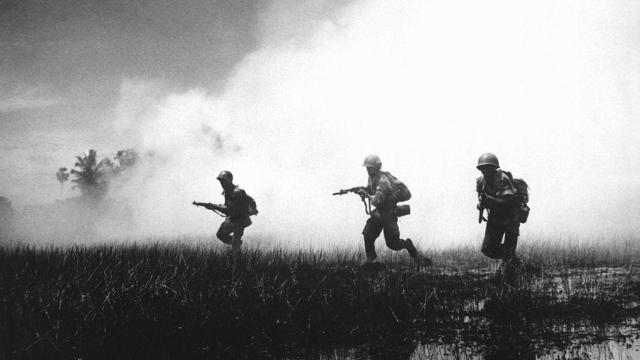 Soldados del ejército de la República de Vietnam en una zona pantanosa del delta del río Mekong en una operación contra la guerrilla del Viet Cong. Foto: U.S. Information Agency