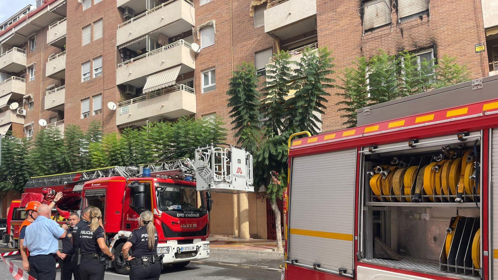 Bomberos en el lugar del incendio.