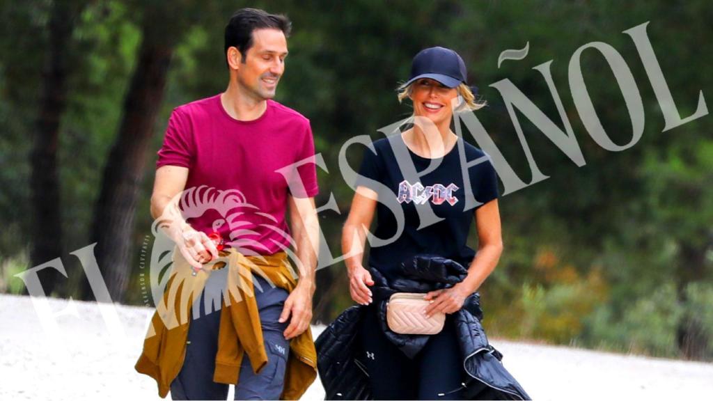 Emma García y su marido, Aitor Senar, en un paseo por Madrid.