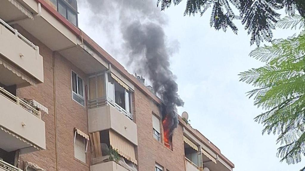 Las llamas saliendo de la vivienda.