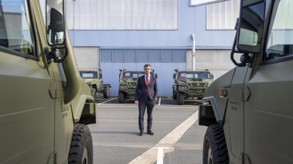 Justo Sierra frente a un hangar con varios VAMTAC en la fábrica de UROVESA.