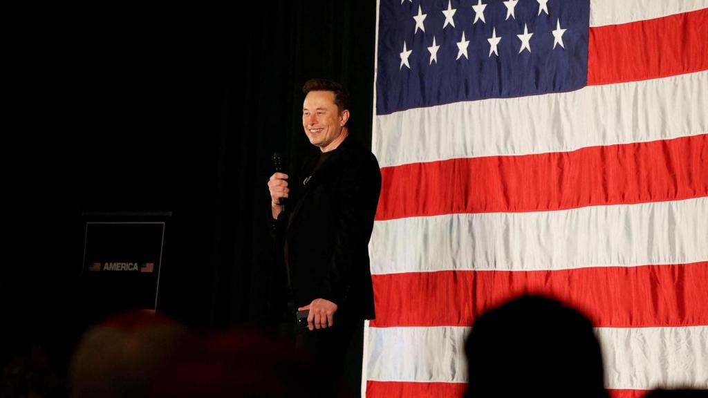 Elon Musk , director ejecutivo de Tesla y propietario de X , que apoya a Donald Trump, en un  acto del 'America PAC' en Folsom (Pensilvania).