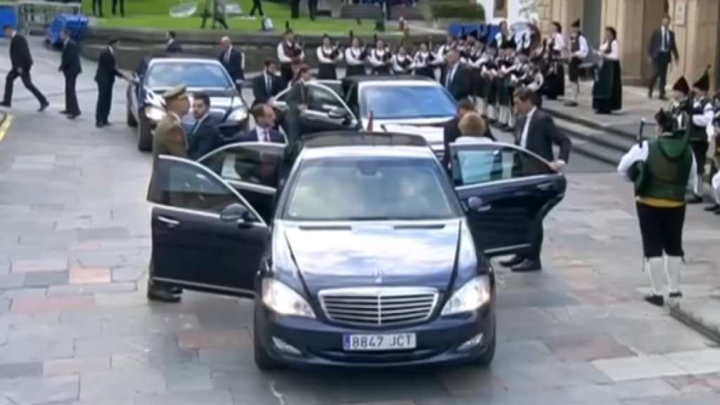 La reina Emérita subiéndose a su coche, este viernes, 25 de octubre, en Oviedo.