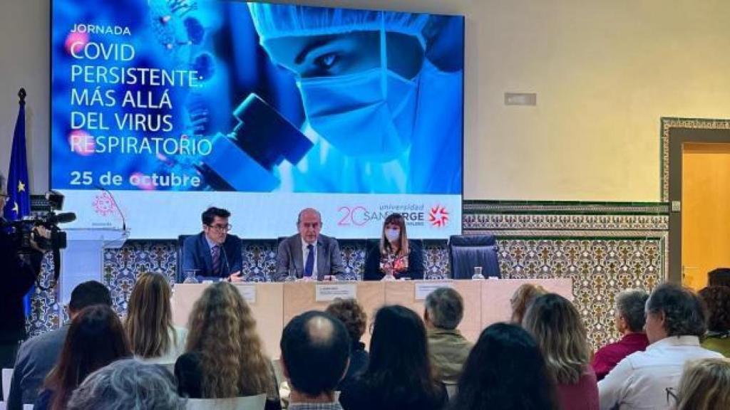 El director general de Asistencia Sanitaria, Ramón Boria, (en el centro) inaugura la Jornada ‘Covid Persistente: más allá del virus respiratorio’, en la sede del Grupo San Valero.