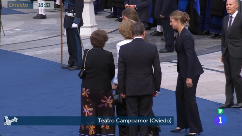 Leonor, guiando a su abuela hacia la puerta principal del teatro.