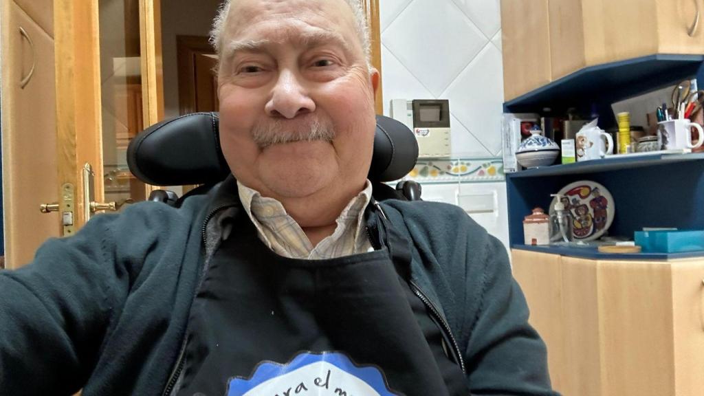 José Carlos posa sentado en la cocina de su casa.