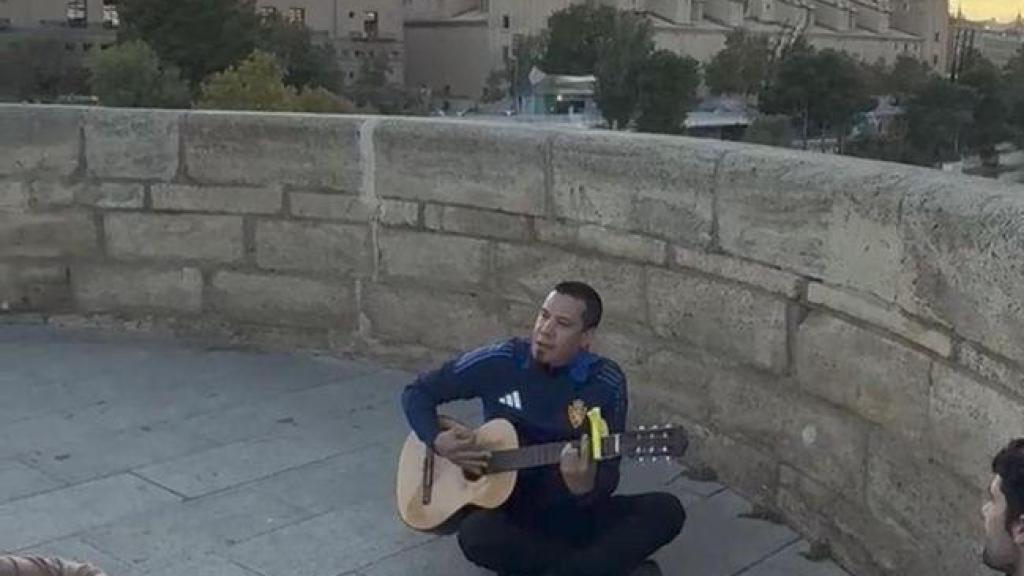 Gastón Castro estuvo tocando en el puente de Piedra de Zaragoza.