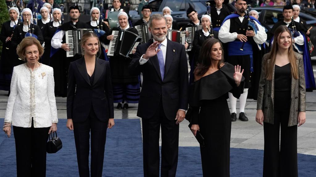 La Familia Real, al completo, posa a las puertas del Teatro Campoamor.