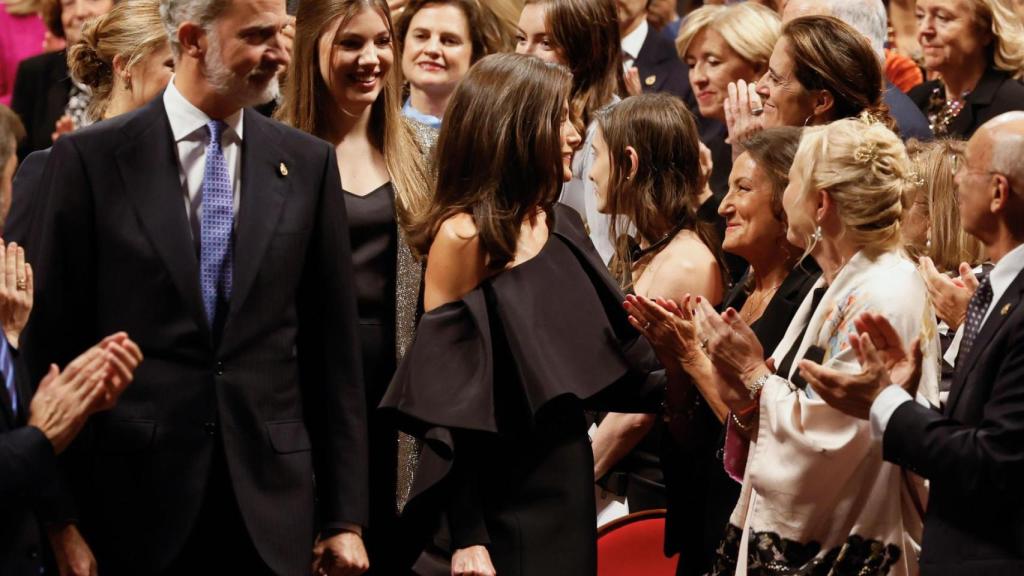 Letizia saludando a su madre, Paloma Rocasolano.