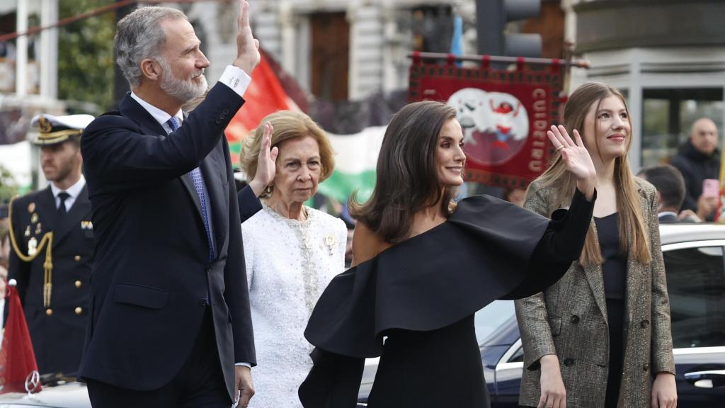 La Familia Real, saludando a las puertas del Teatro Campoamor.