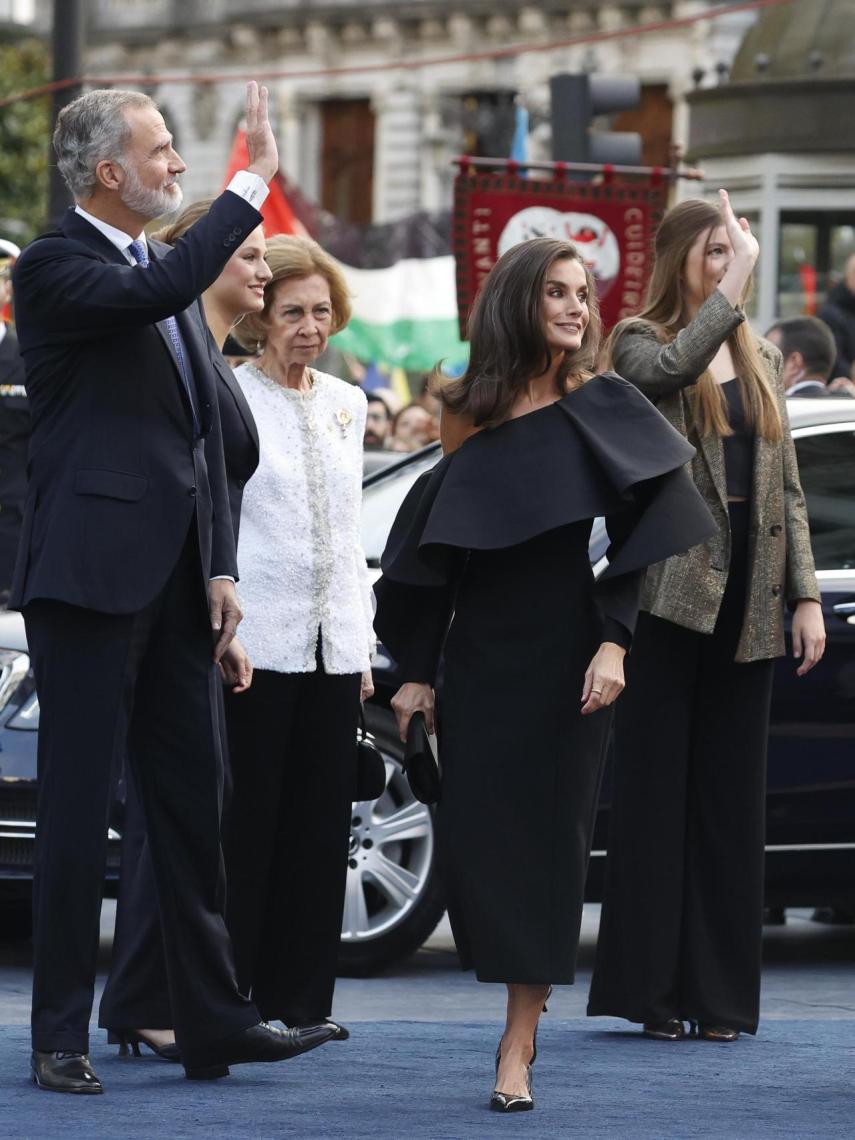 Los Reyes, sus hijas y la Emérita, saludando a las puertas del teatro.