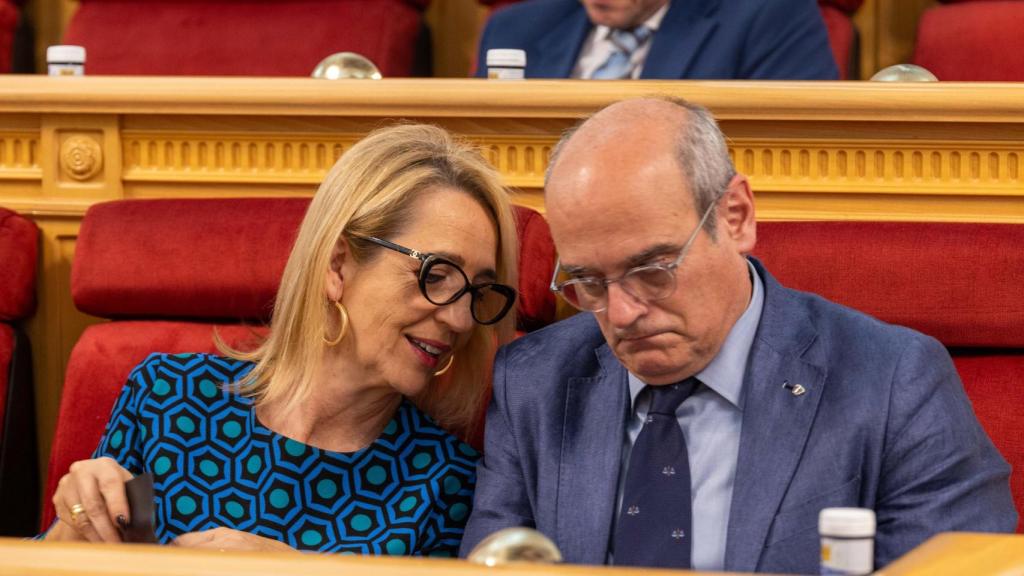 Juan Marín conversa con Inés Cañizares durante el último pleno del Ayuntamiento de Toledo.