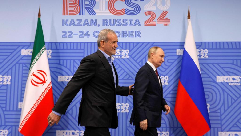 El presidente ruso, Vladimir Putin, asiste a una reunión con el presidente iraní , Masoud Pezeshkian, en el marco de la cumbre BRICS en Kazán.