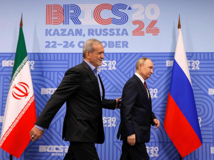 El presidente ruso, Vladímir Putin, asiste a una reunión con el presidente iraní , Masoud Pezeshkian, en el marco de la cumbre BRICS en Kazán.