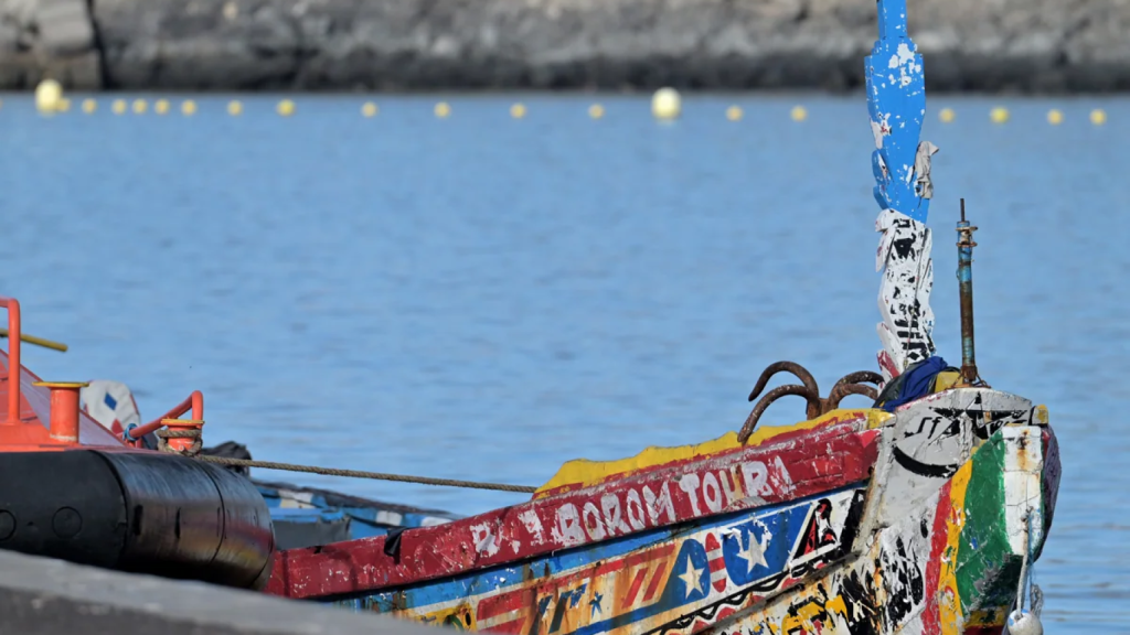 El cayuco en el que viajaban los 65 pakistaníes que llegaron a El Hierro la semana pasada, junto a un grupo de migrantes subsahiaranos, en el puerto de La Restinga.