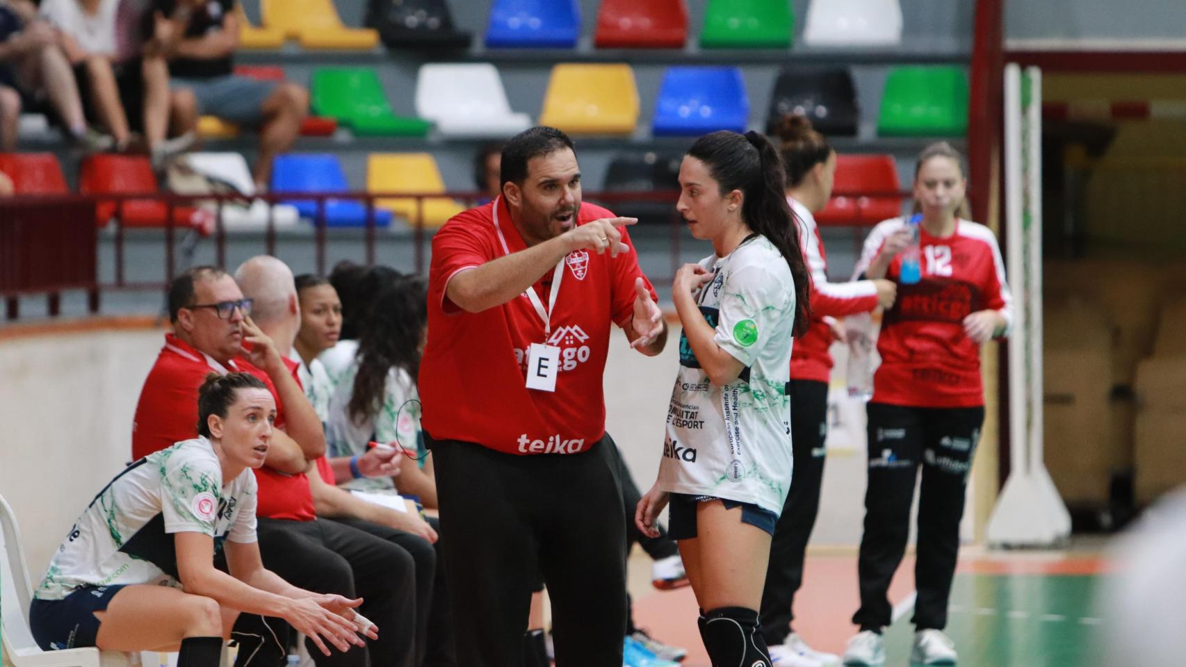 Rocamora da instrucciones a su jugadora Paola Bernabé.