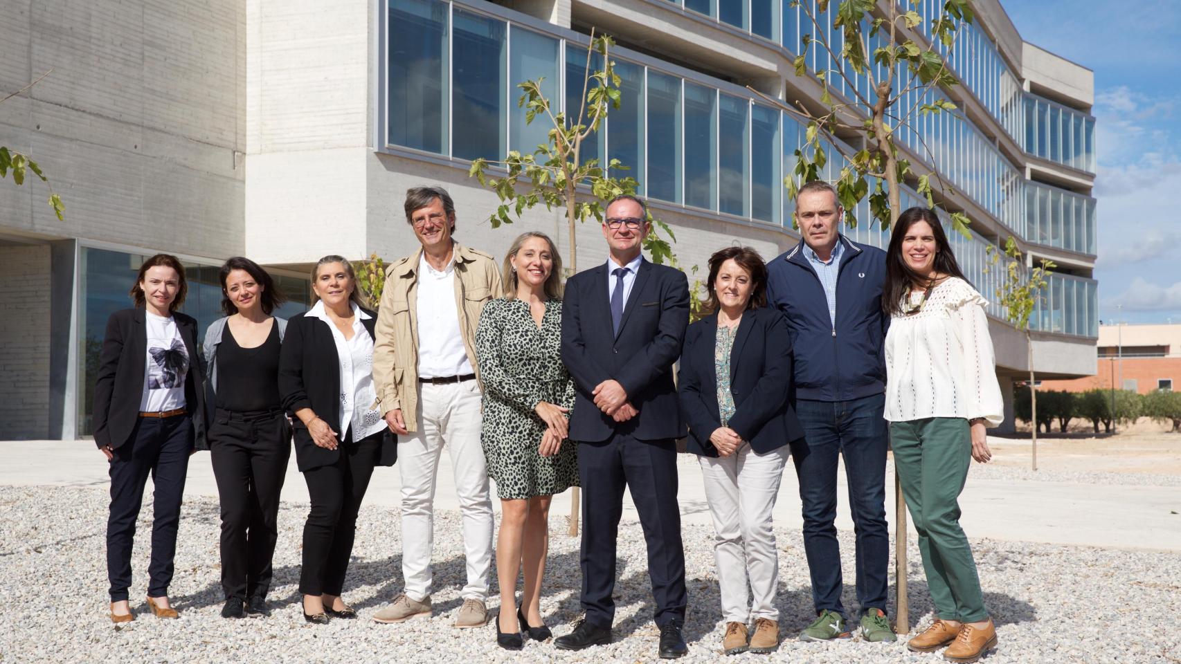 María Jesús Pastor y Esteban Pelayo con el equipo del Parque Científico de Alicante.