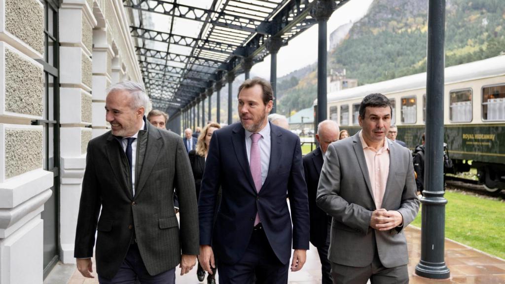 Puente ha mantenido una reunión en Canfranc (Huesca) con el presidente de Aragón, Jorge Azcón