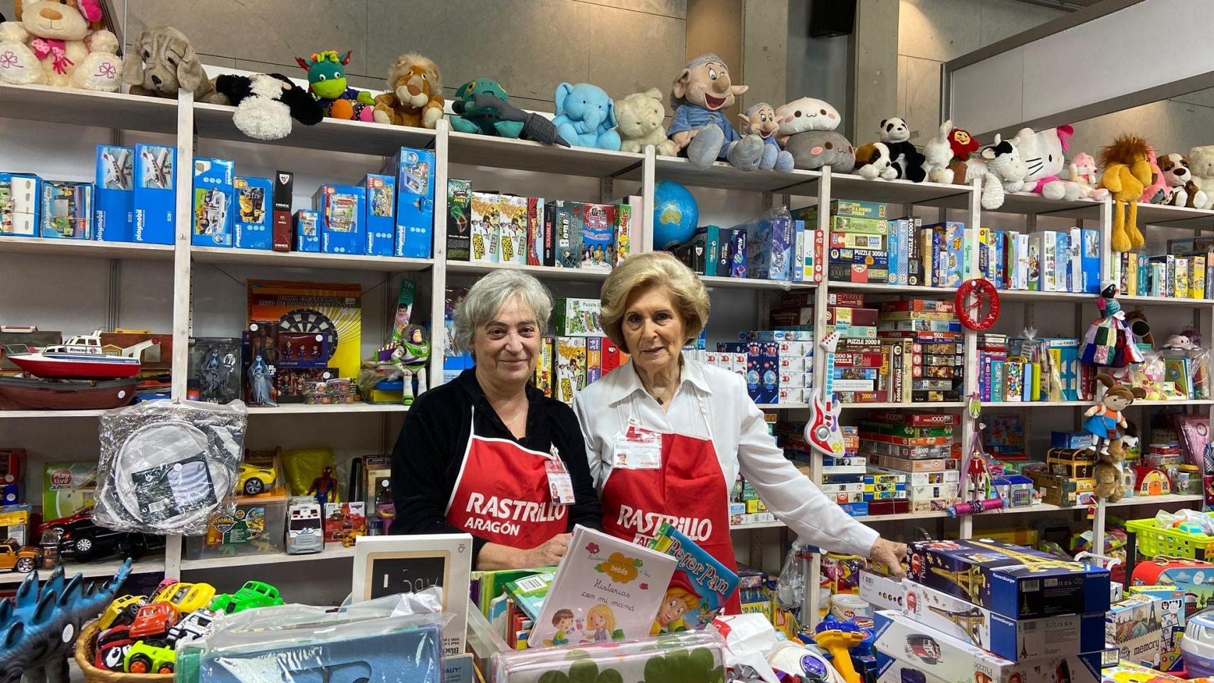 María Isabel Giménez y Anabel Romero en uno de los stands del Rastrillo.