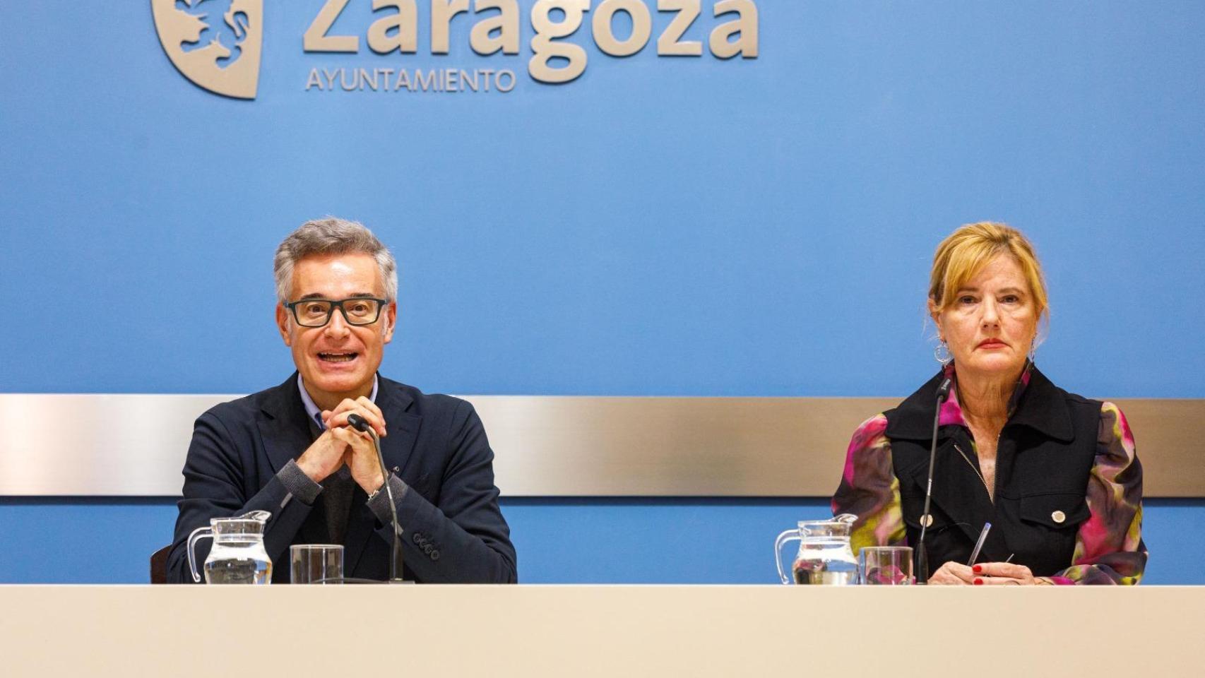 El concejal de Urbanismo, Víctor Serrano, junto a Carmen Forga, jefa de Información y Atención al ciudadano del Área de Urbanismo de Zaragoza.