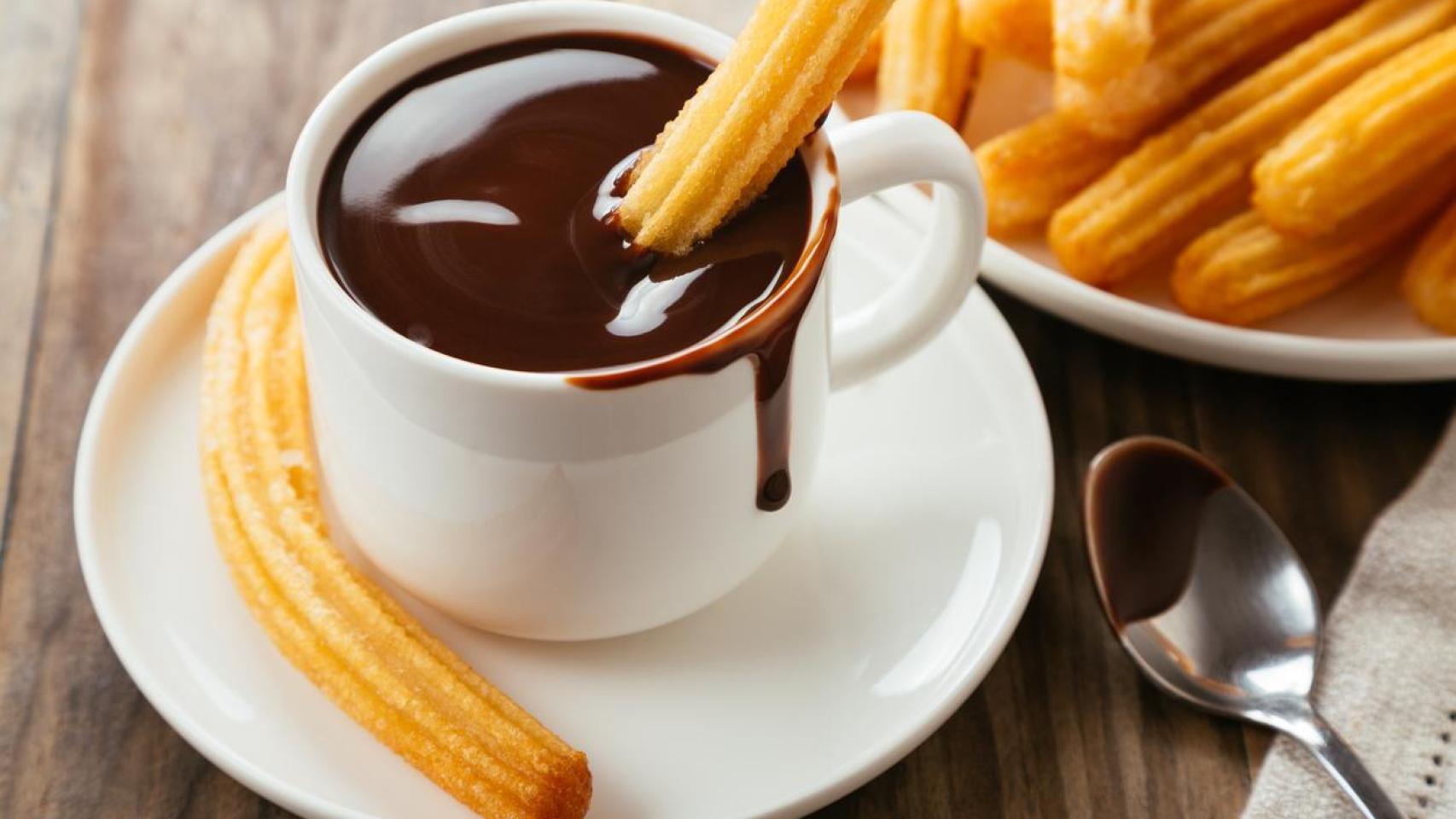 Una taza de chocolate con churros.