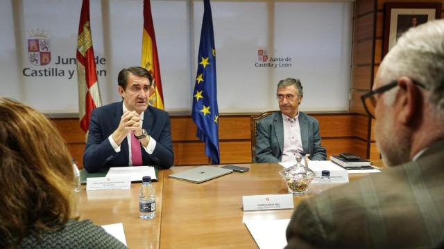 El consejero de Medio Ambiente, Vivienda y Ordenación del Territorio, Juan Carlos Suárez-Quiñones, presenta la convocatoria de ayudas al alquiler 2024 a los sindicatos y la patronal