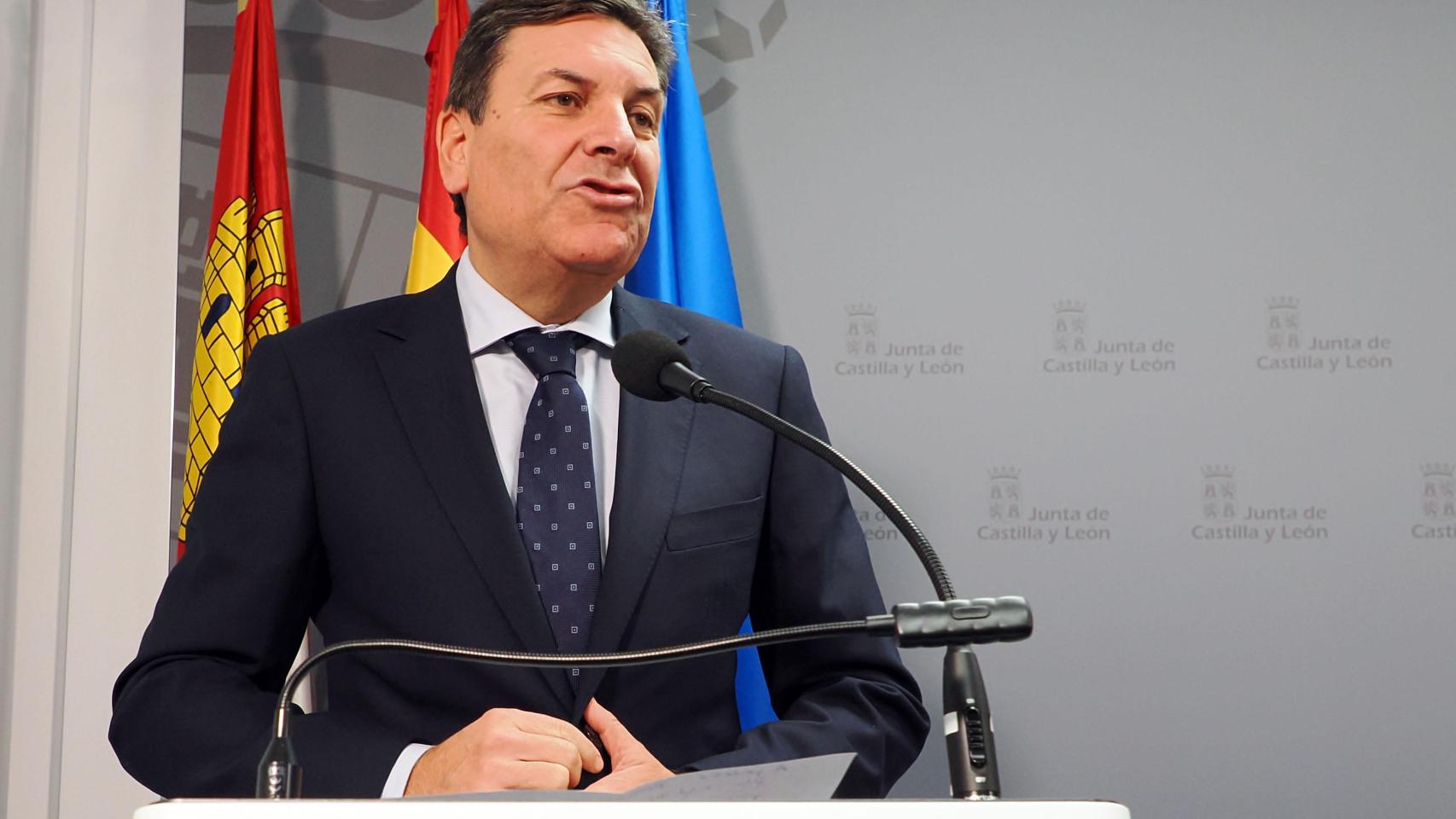 El consejero de Economía y Hacienda, Carlos Fernández Carriedo, durante su rueda de prensa de este viernes