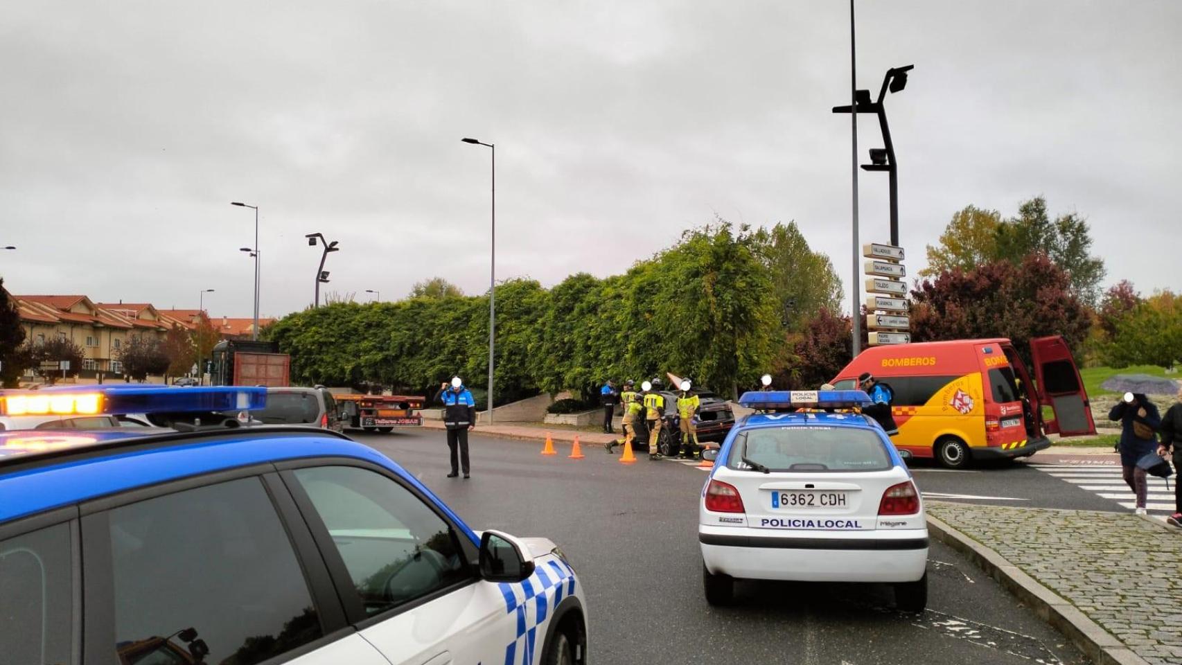 La Policía Local y los Bomberos en la zona del accidente de Ávila