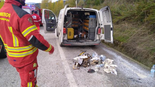 Incendio ocasionado en una furgoneta estacionamiento de la gasolinera de la Barosa, en Ponferrada,en el que una persona resultó herida