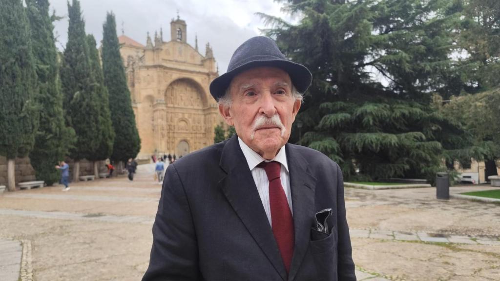 El poeta y humanista salmantino Luis Frayle, frente al Convento de San Esteban