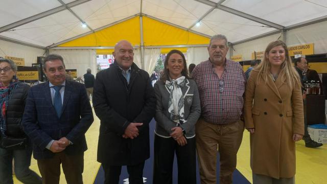 El alcalde de Valladolid, Jesús Julio Carnero, acompañado de la consejera de Agricultura, Ganadería y Desarrollo Rural, María González Corral y del salmantino Ever Macías, presidente de la Asociación de Artesanos Alimentarios de Castilla y León, en la inauguración de la carpa de Tierra de Sabor.