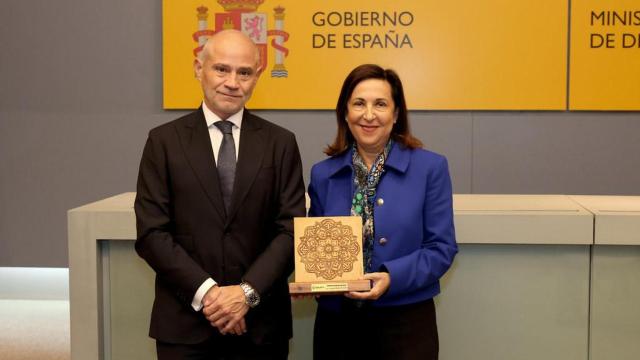 El presidente de la Cámara de Comercio de Valladolid, Víctor Caramanzana, junto a la ministra de Defensa, Margarita Robles