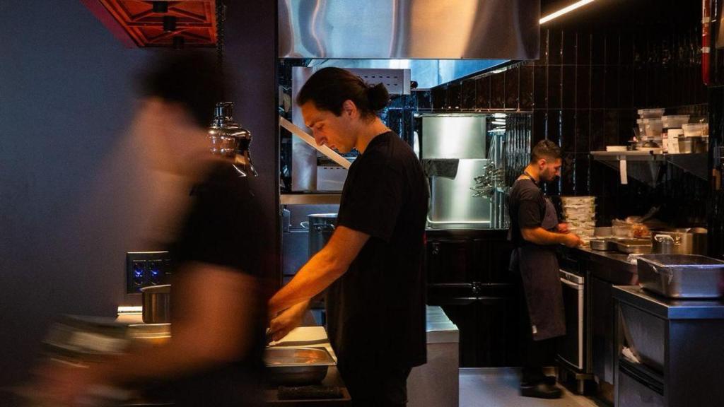 Juan D'Onofrio, en la cocina de Chispa Bistró.