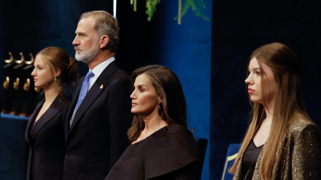 El rey Felipe, la reina Letizia, la princesa Leonor y la infanta Sofía durante la ceremonia de entrega de los Premios Princesa de Asturias, este viernes en el Teatro Campoamor, en Oviedo.