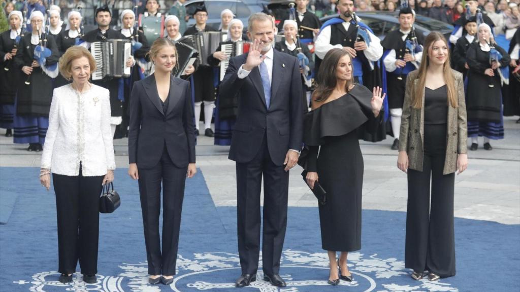 La Reina Sofía; la Princesa Leonor; el Rey Felipe VI; la Reina Letizia y la Infanta Sofía, a su llegada al Teatro Campoamor para asistir a la ceremonia de entrega de los 'Premios Princesa de Asturias 2024.