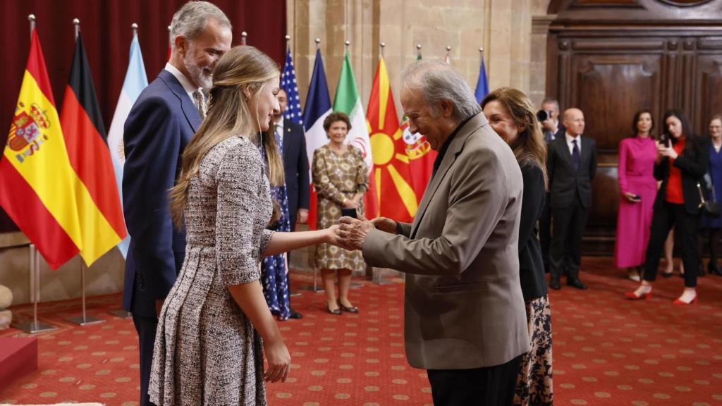 La princesa Leonor entregando la insignia a Joan Manuel Serrat.