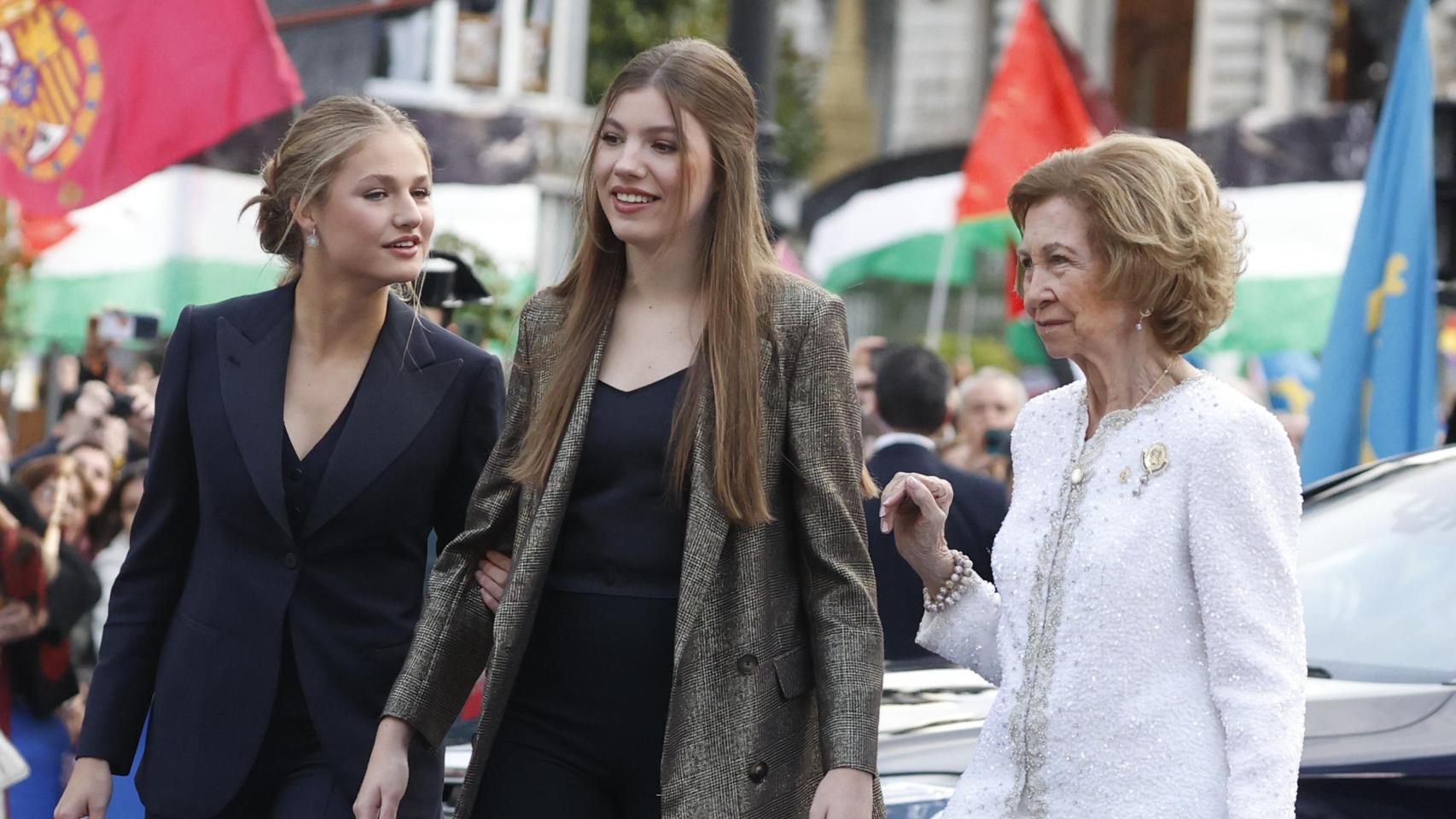 La emérita Sofía junto a sus nietas, Leonor y Sofía, este viernes, día 25, en Oviedo.