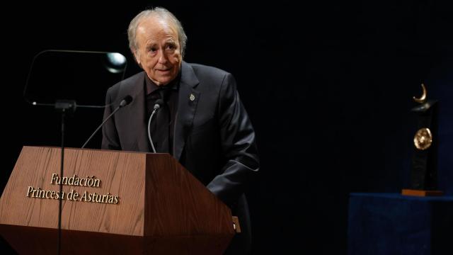 El cantautor y compositor Joan Manuel Serrat interviene al recibir el Premio Princesa de Asturias de las Artes, durante la ceremonia de entrega de los Premios Princesa de Asturias, este viernes en el Teatro Campoamor de Oviedo. EFE/Ballesteros