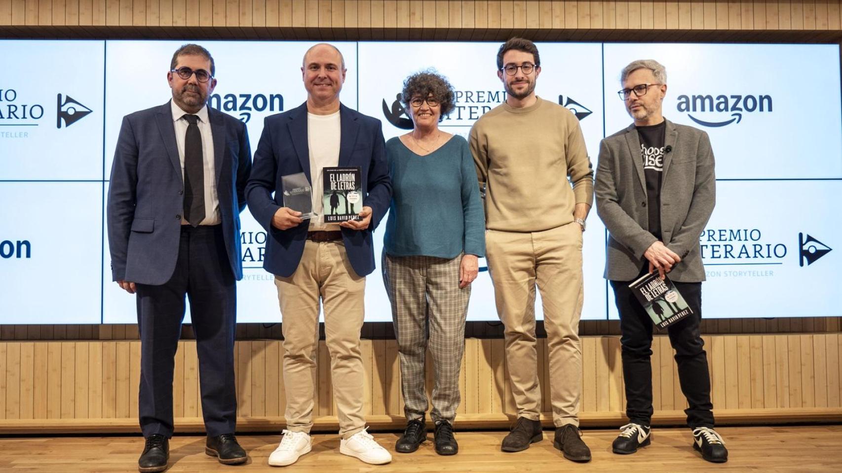 El ganador del Premio Literario Amazon Storyteller, Luis David Pérez, junto a los miembros del jurado